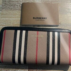 Burberry 80304481 Elmore Icon Stripe Wallet Round Zipper Long